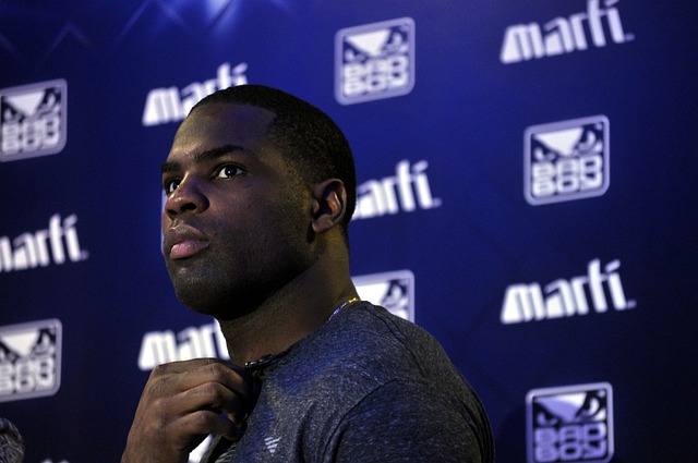 形成强烈共 形成强烈共